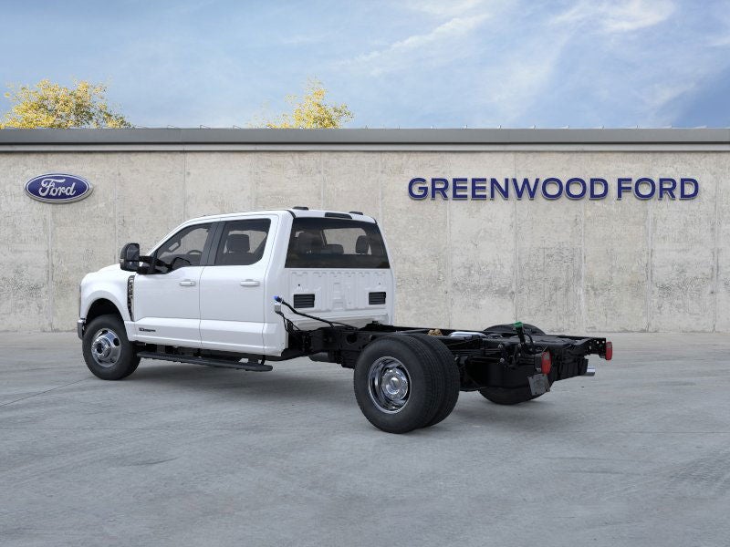 2026 Ford Chassis Cab F-350® LARIAT®