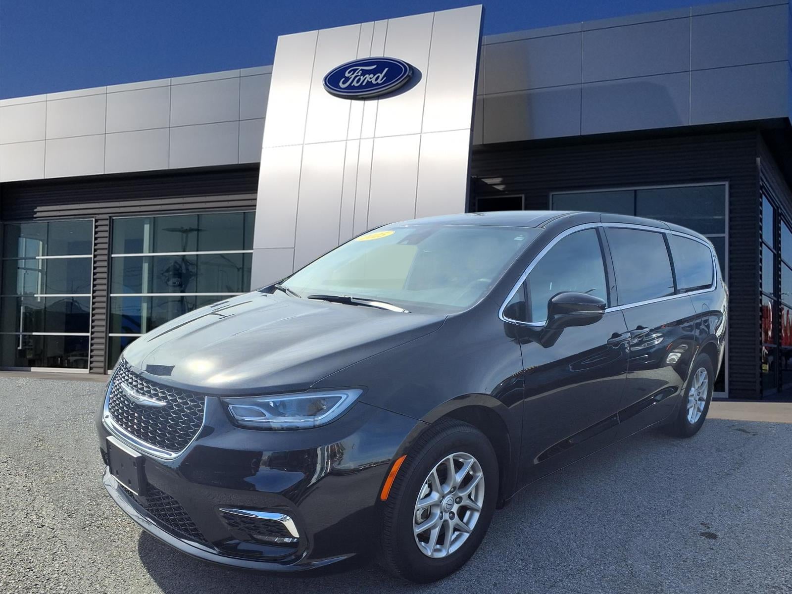 2025 Chrysler Pacifica Select
