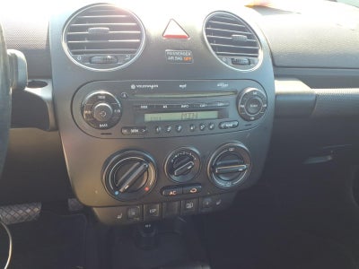 2010 Volkswagen New Beetle 2dr Auto